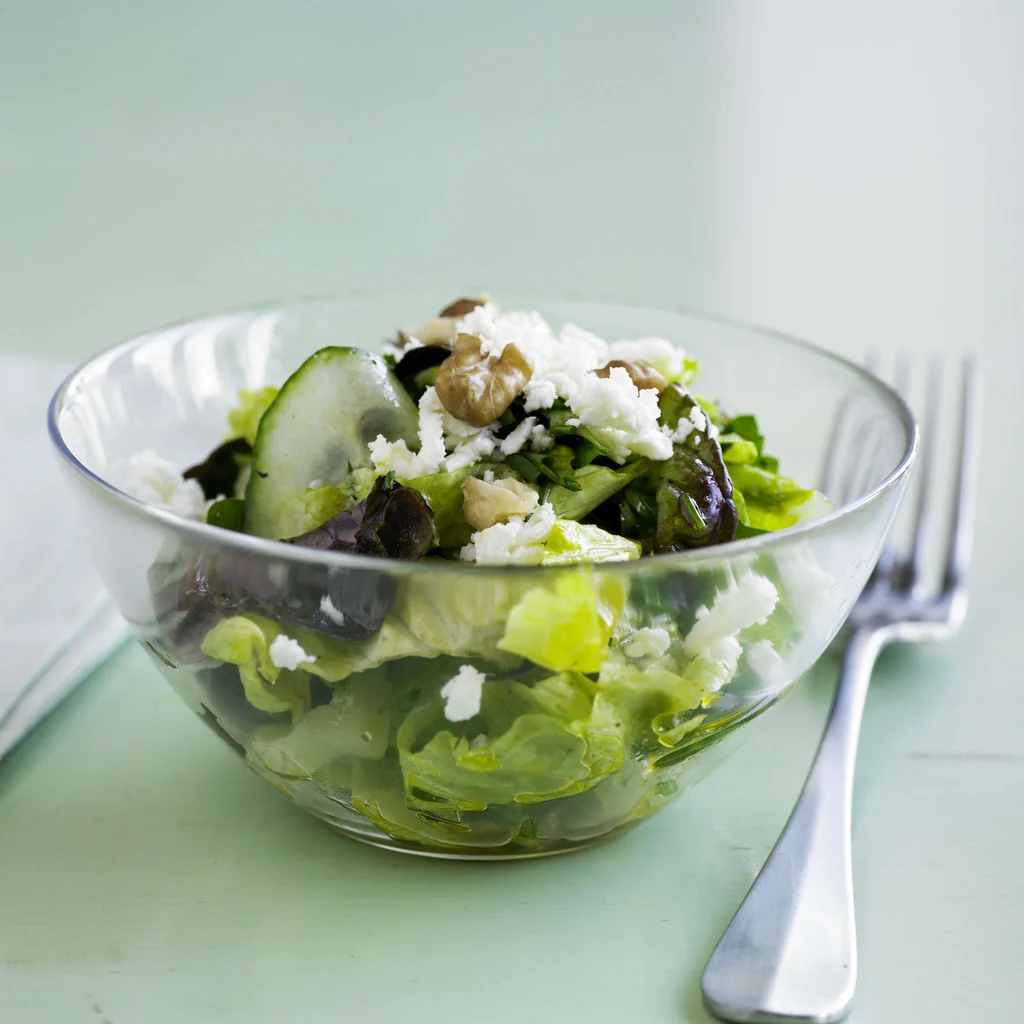 Blattsalat mit Kräutern und Feta
