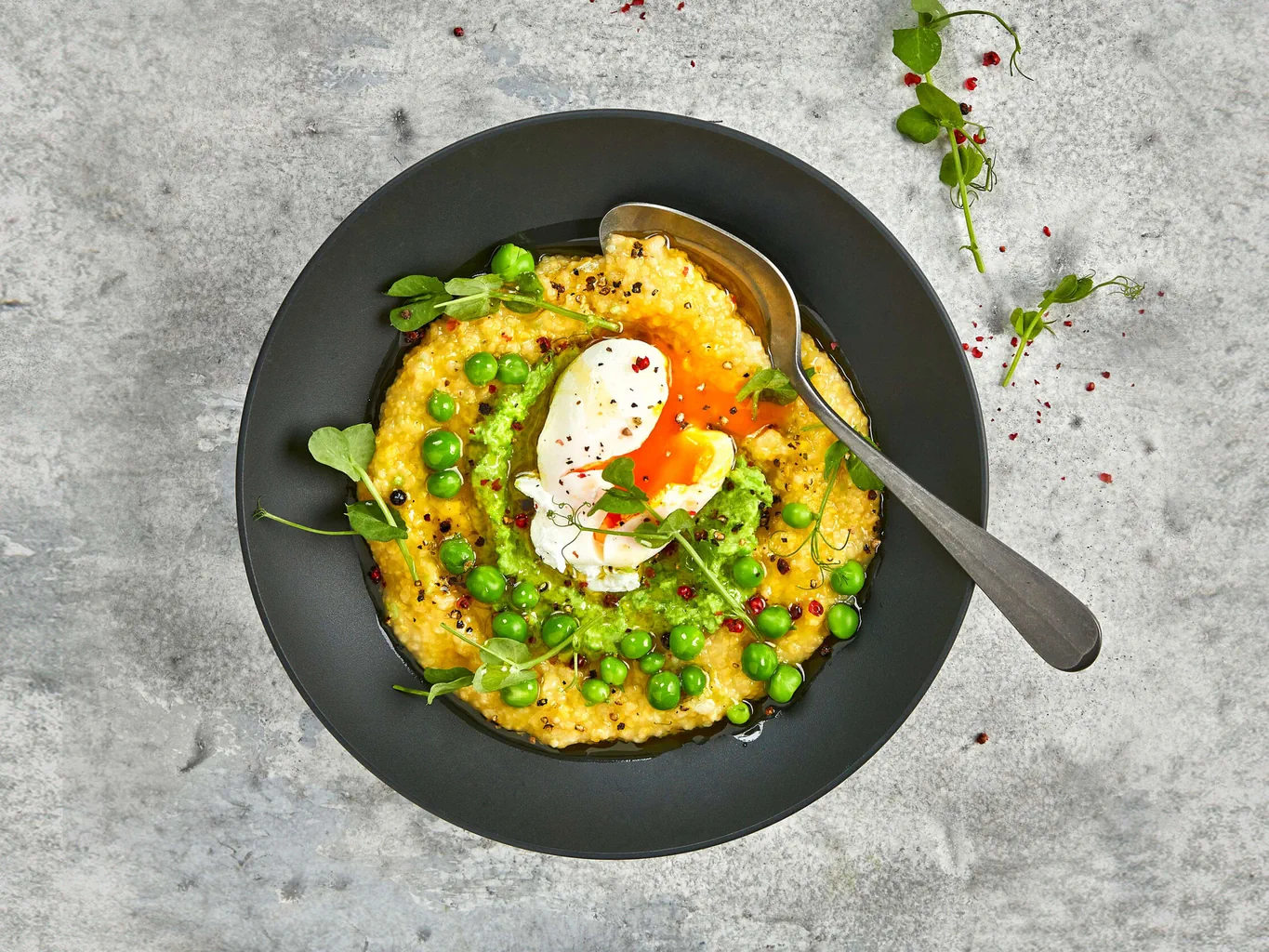 Erbsenpolenta mit pochiertem Ei