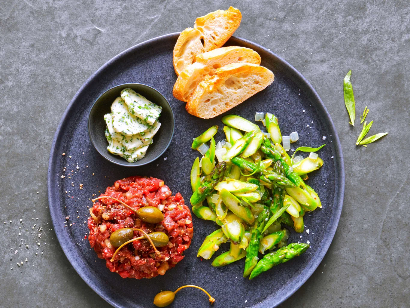 Rindstatar mit Spargelsalat