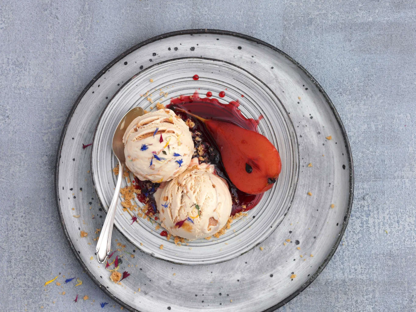 Poires au rooibos avec glace caramel