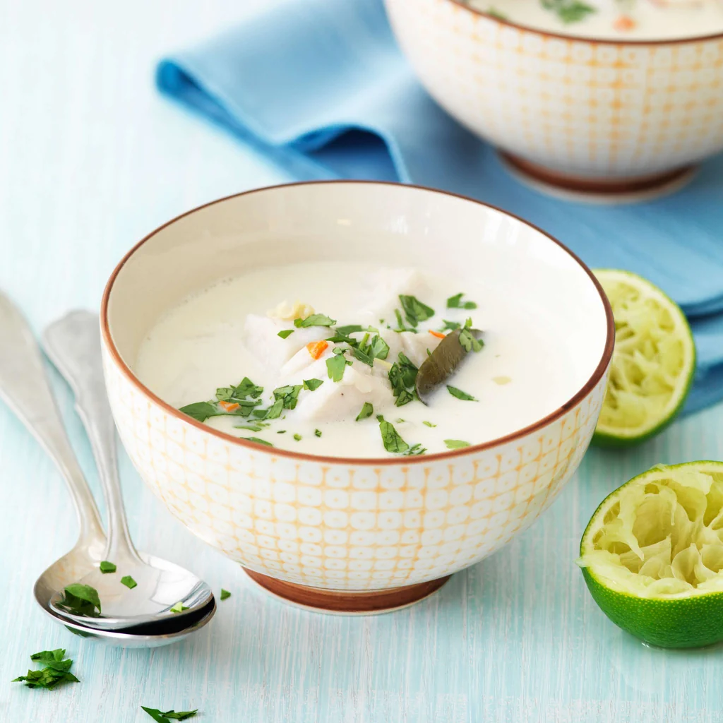 Soupe au lait de coco avec coriandre et lieu noir