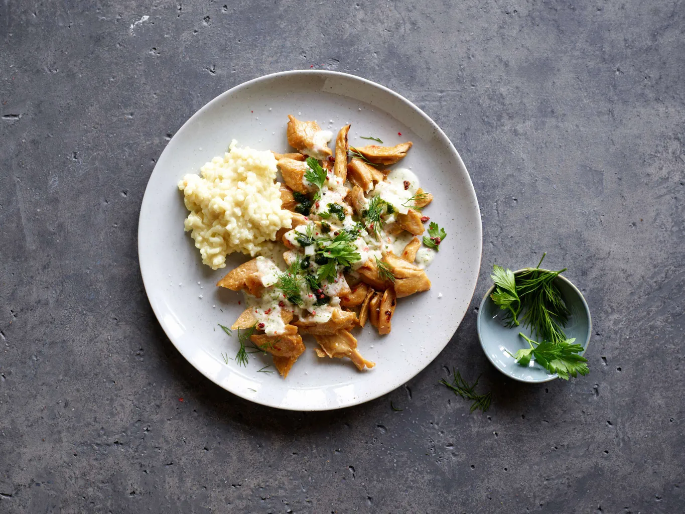 Pflanzliches Geschnetzeltes an Kräutersauce