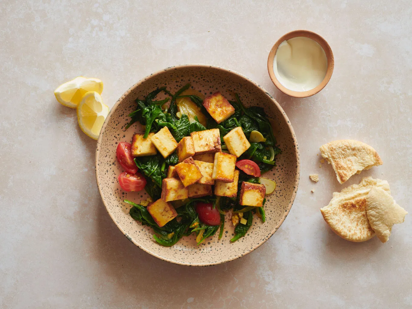 Geräucherter Tofu mit Spinat