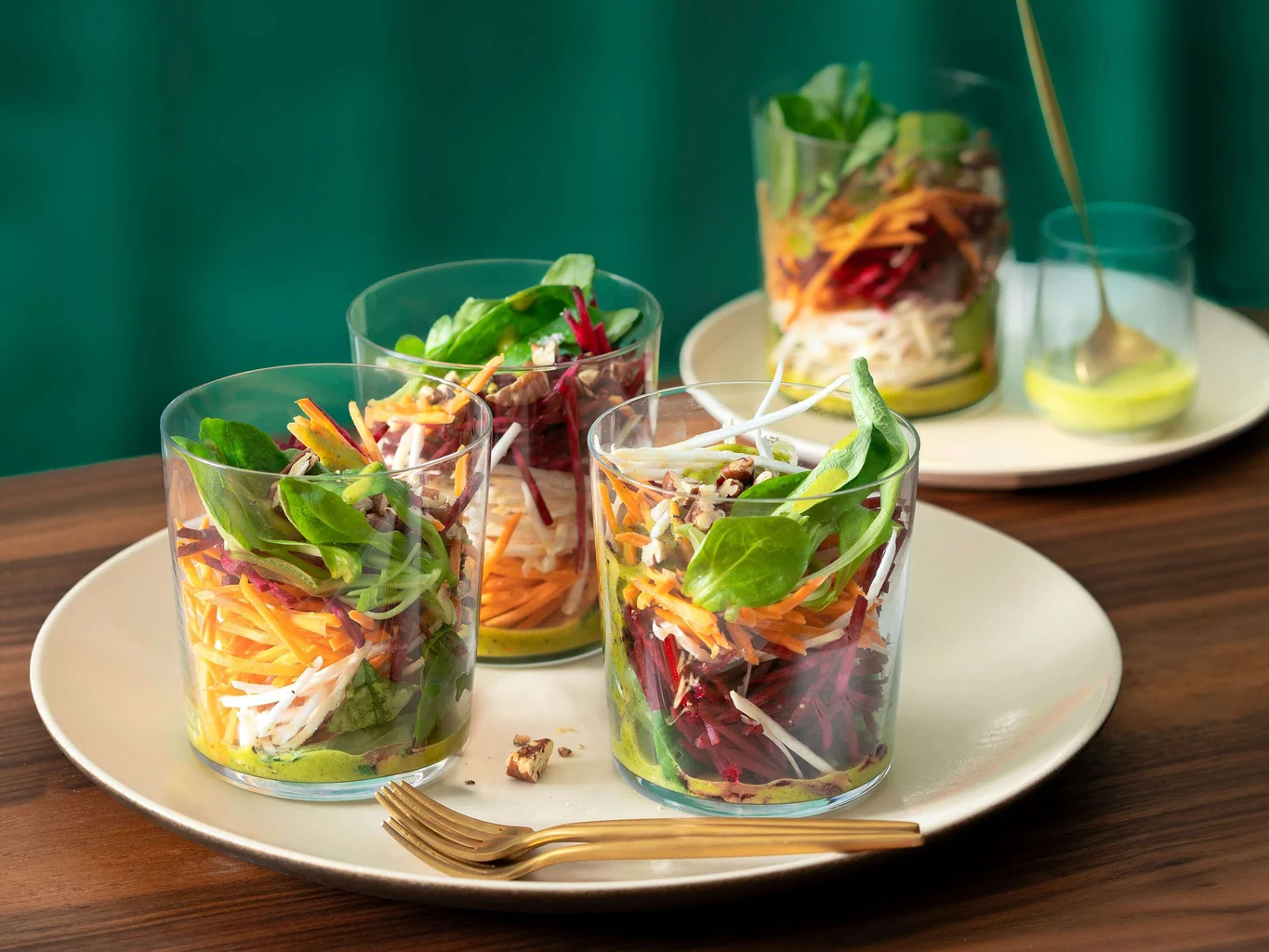 Insalata di verdure grattugiate con noci