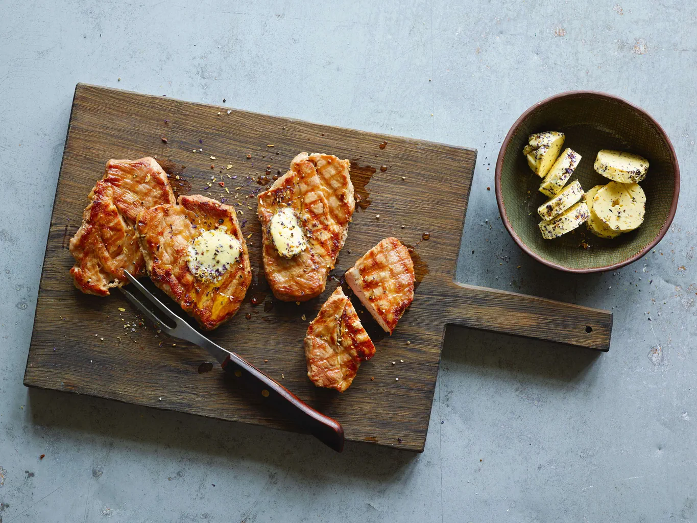Schweinshalssteak vom Grill mit Blütenbutter