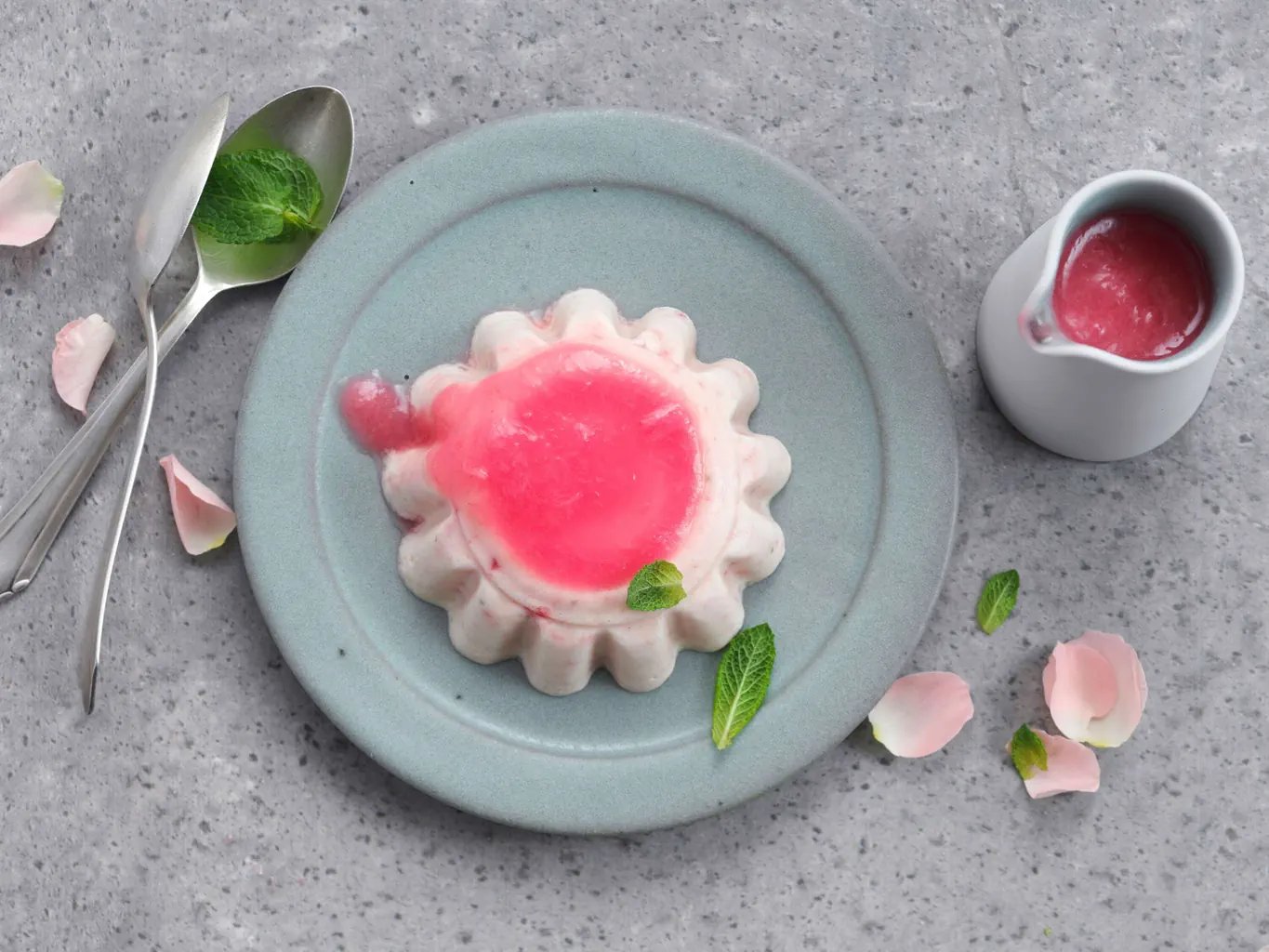 Erdbeer-Parfait mit Rhabarbersauce