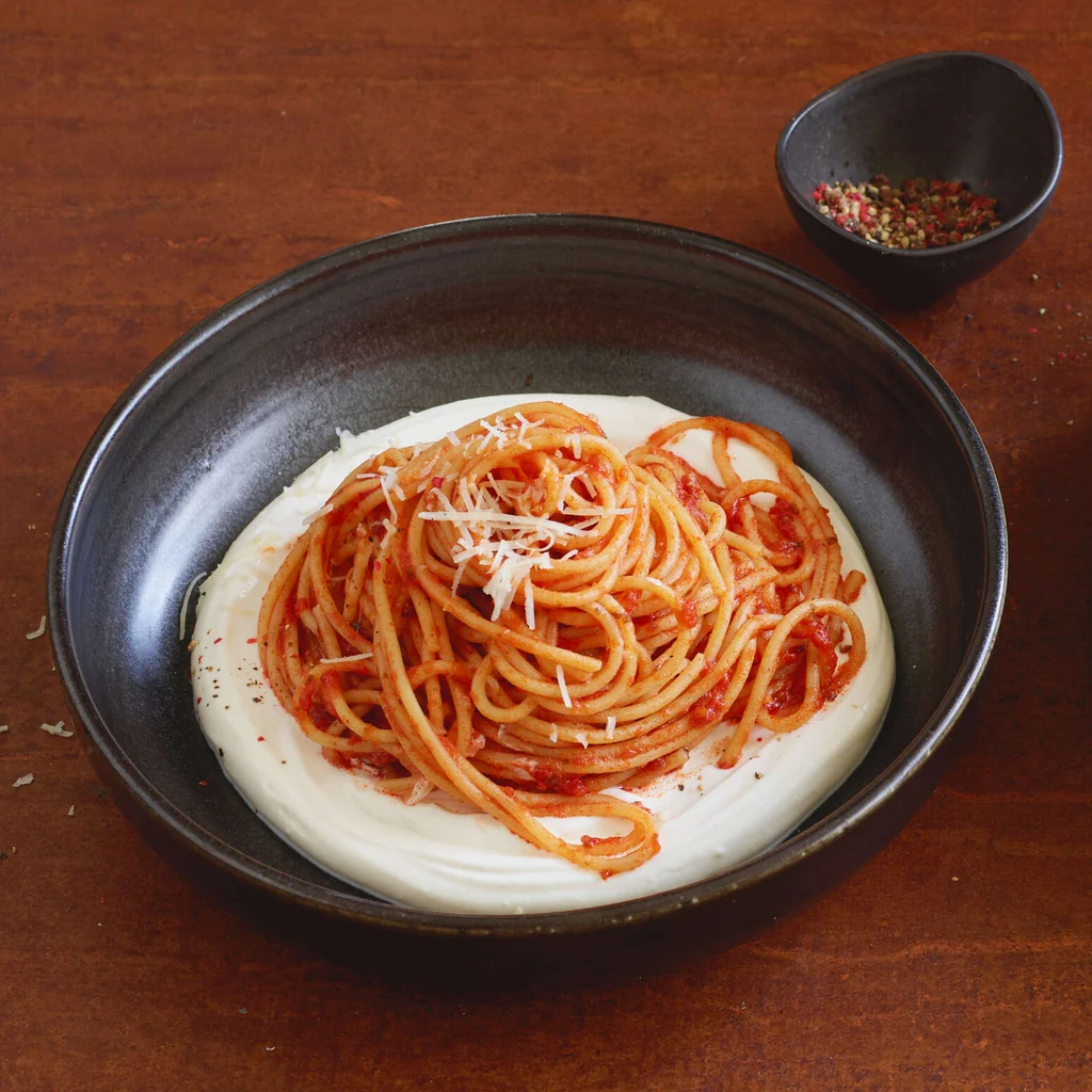 Spaghetti al sugo con ricotta