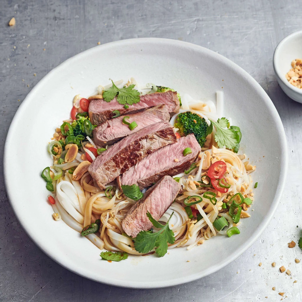 Bowl di linguine di riso e carne di manzo