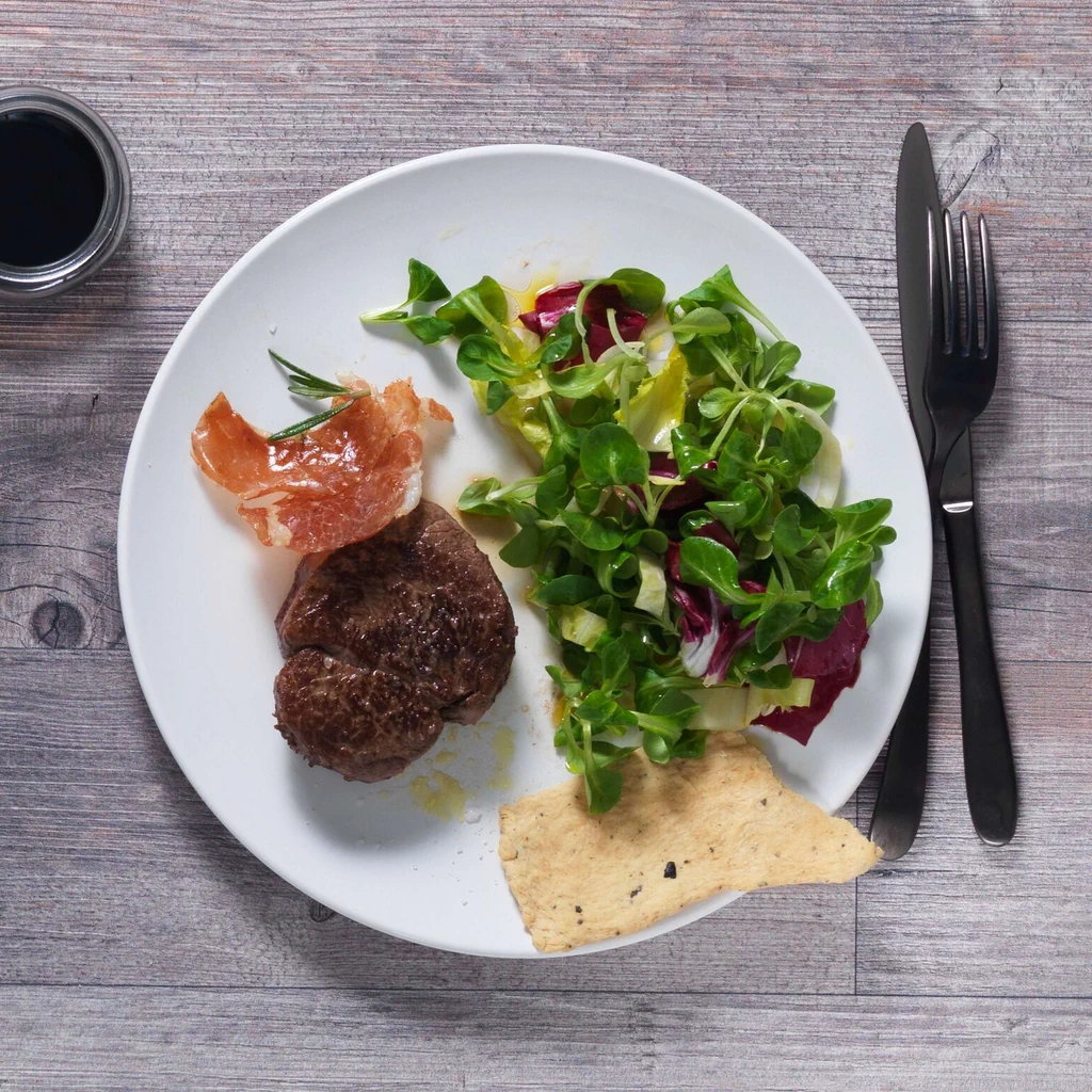 Filet de bœuf sur feuilles de salade