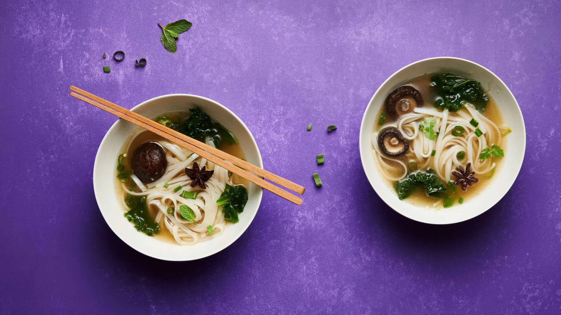 Vietnamesische Nudelsuppe mit Pilzen