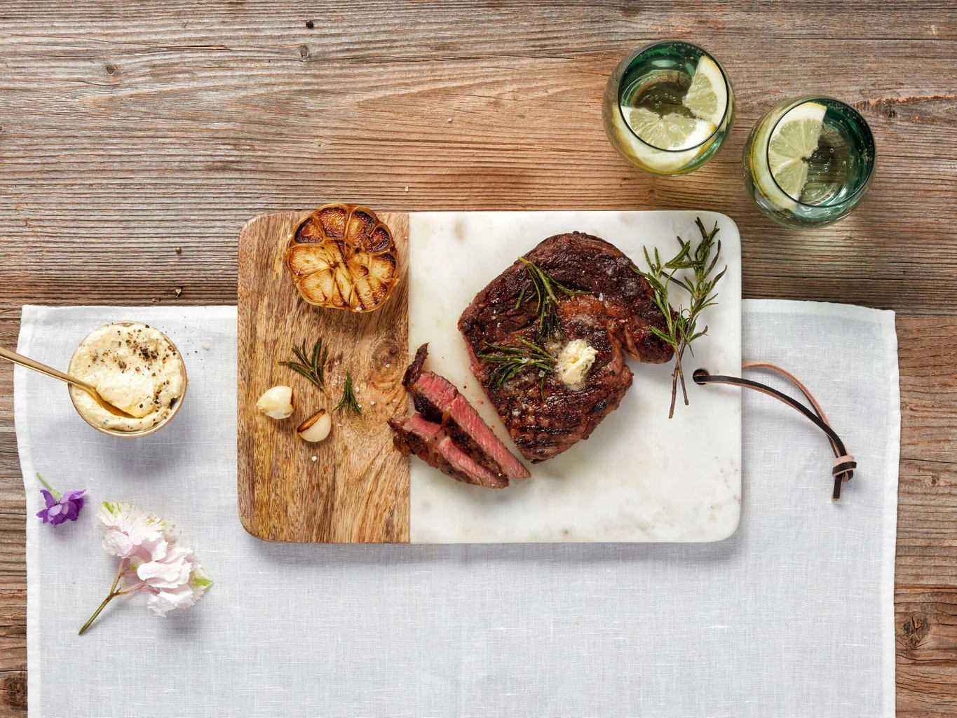 Steak de bœuf sur le gril avec beurre au parmesan et au poivre
