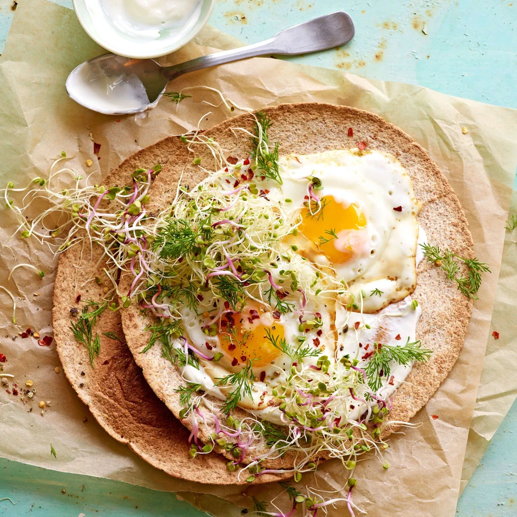 Tortilla integrale con uova al tegamino e germogli
