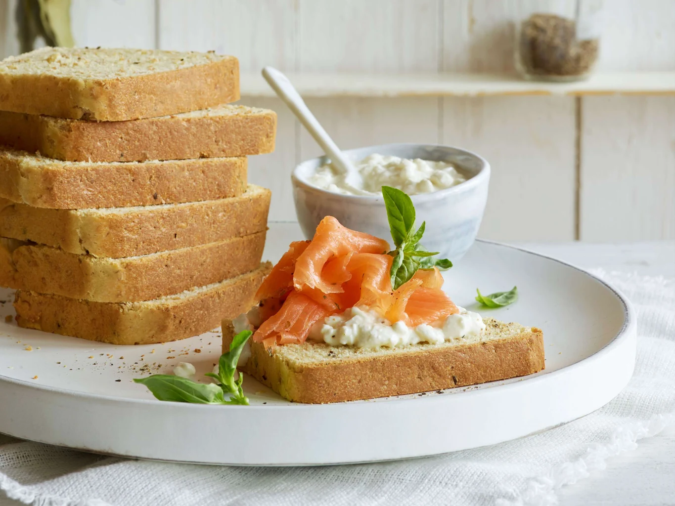 Kräuter-Toastbrot mit Lachs