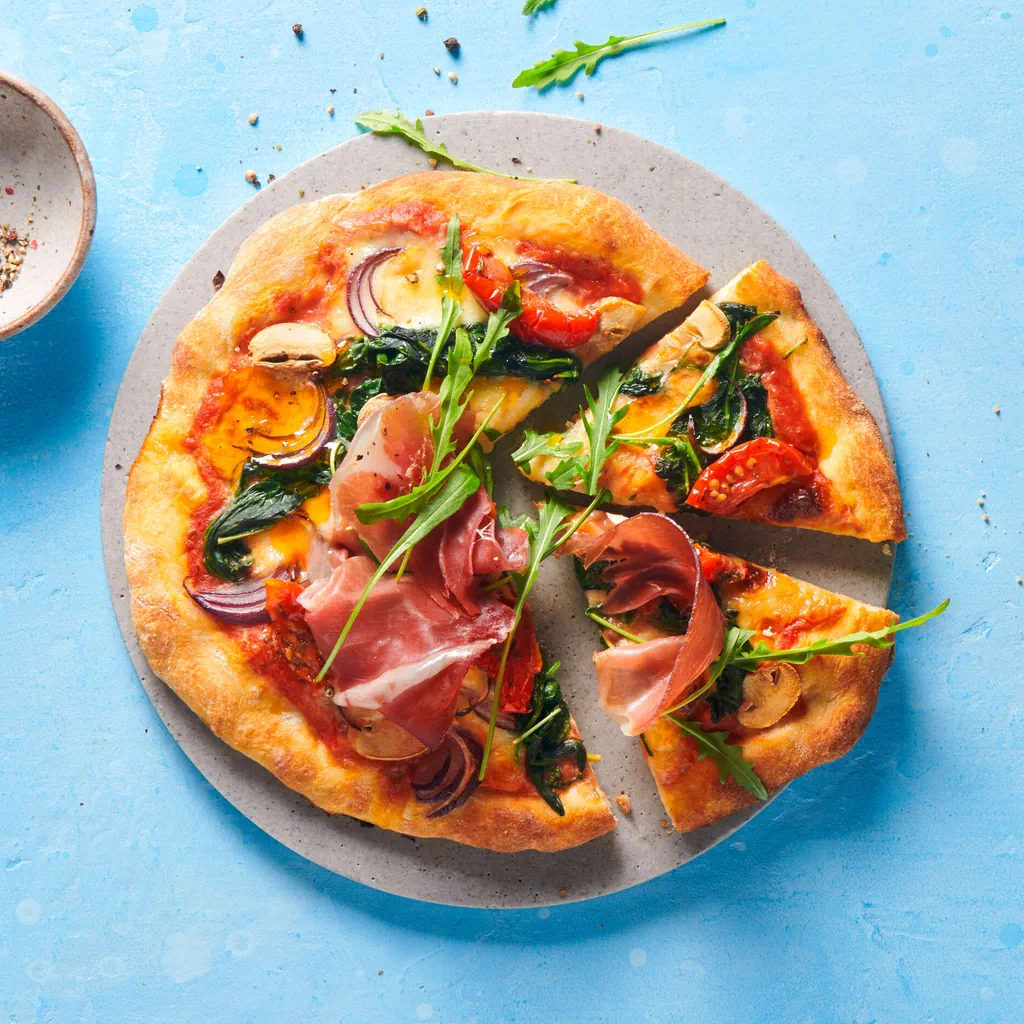 Pizza mit Spinat und Rohschinken