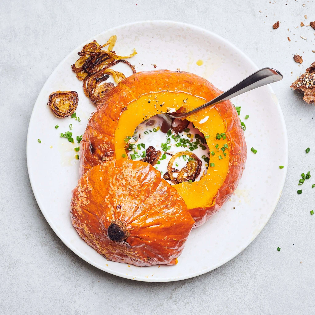 Zucca con yogurt e cipolle arrostite