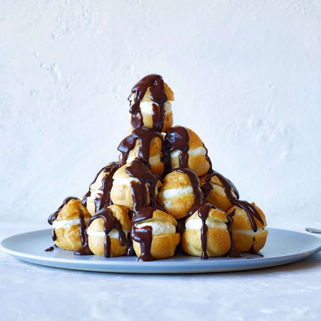 Profiterole con salsa al cioccolato