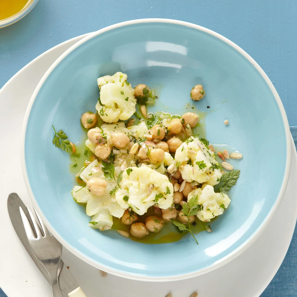 Blumenkohlsalat mit Sonnenblumenkernen und Kichererbsen