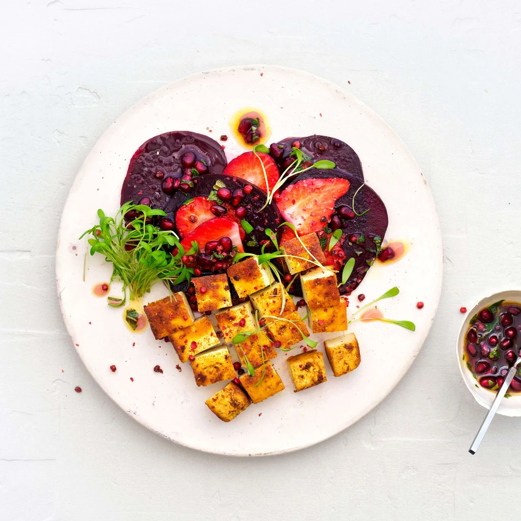 Steak de tofu avec salade de betterave rouge aux fraises