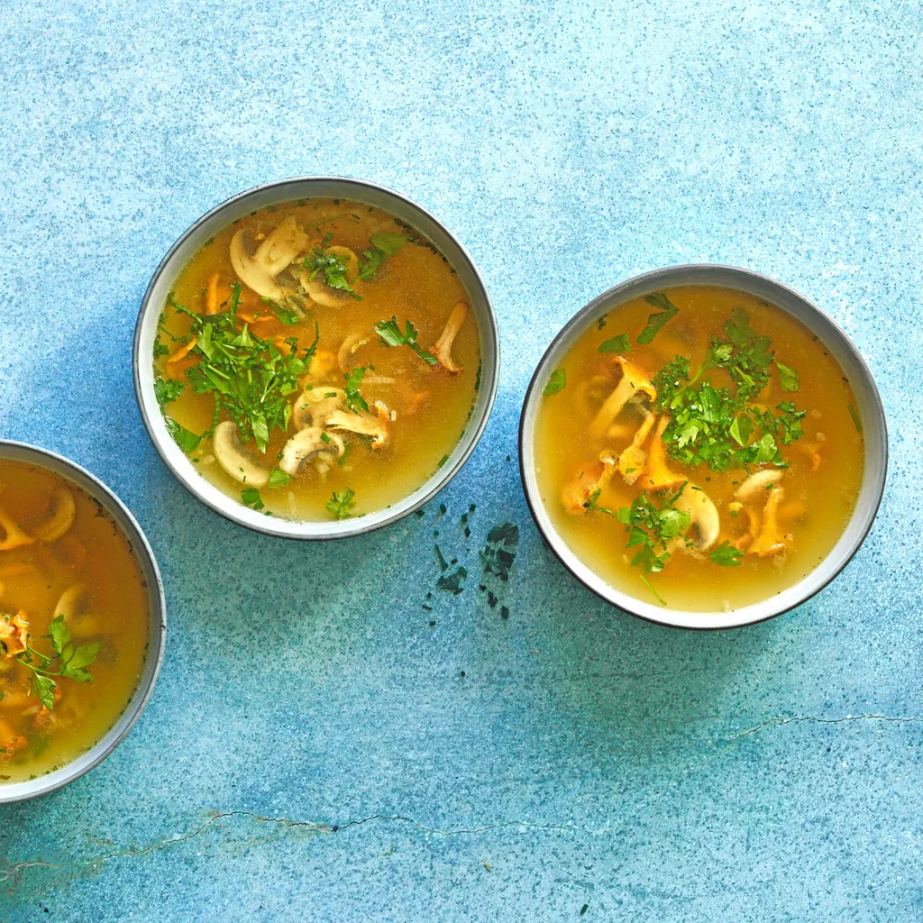 Kräuterbouillon mit Pilzen