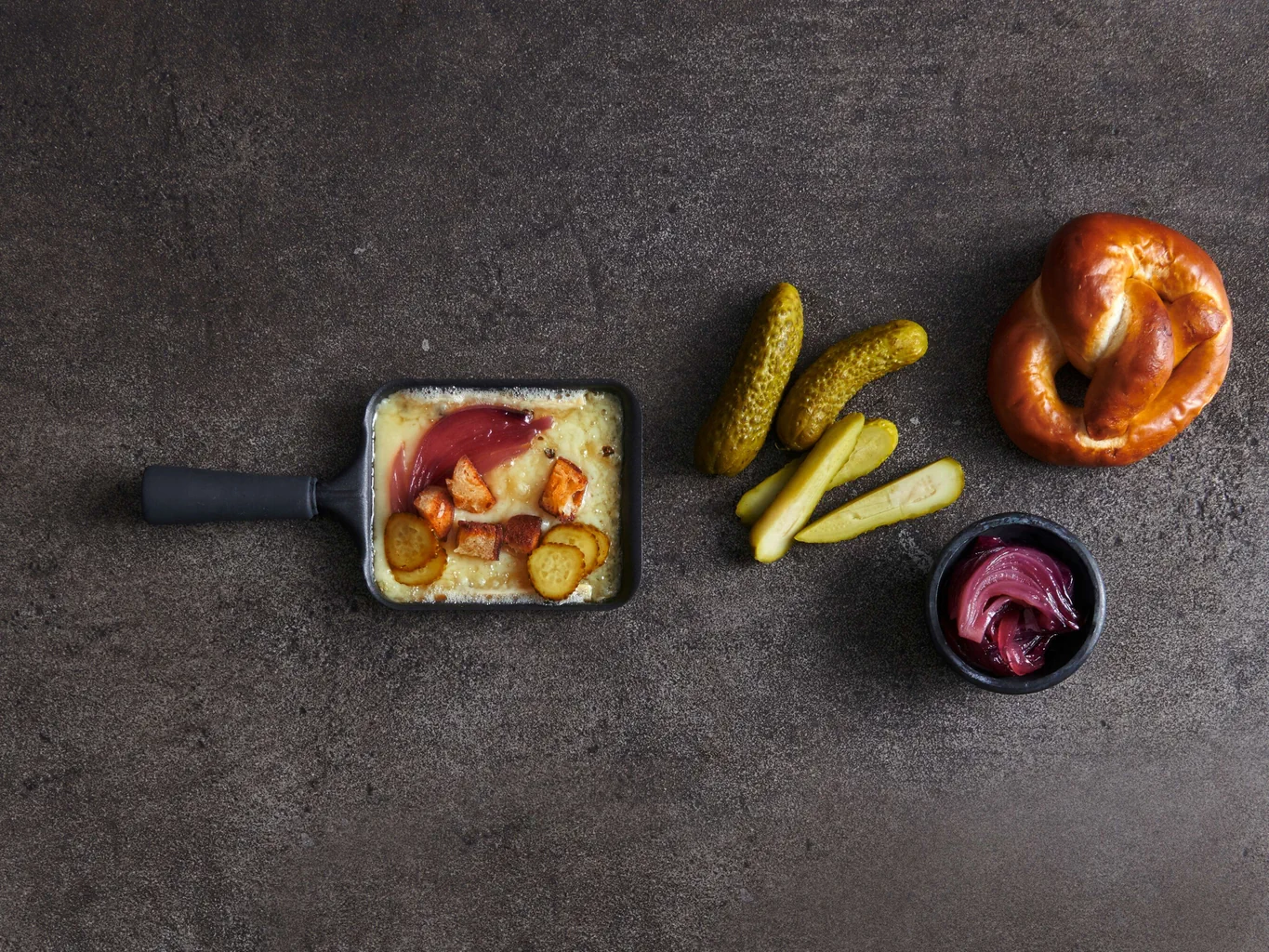 Raclette avec topping de bretzel et relish d'oignon