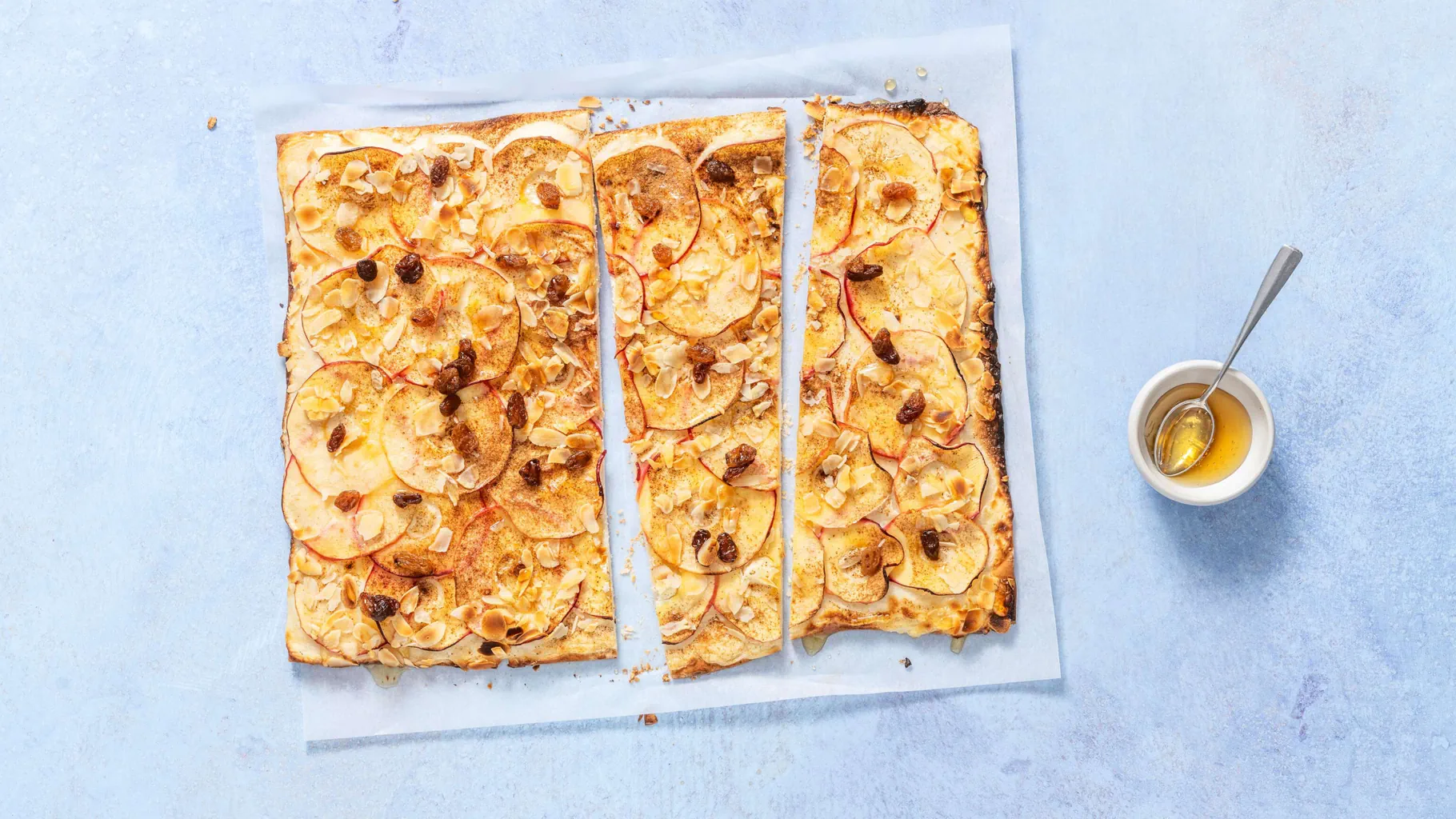 Tarte flambée sucrée aux pommes et aux amandes