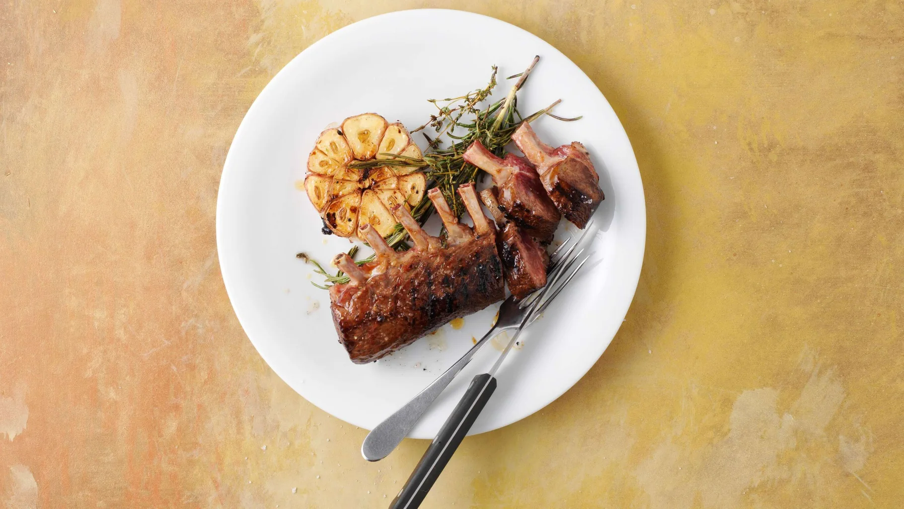 Carré d’agnello alle erbe aromatiche e al miele