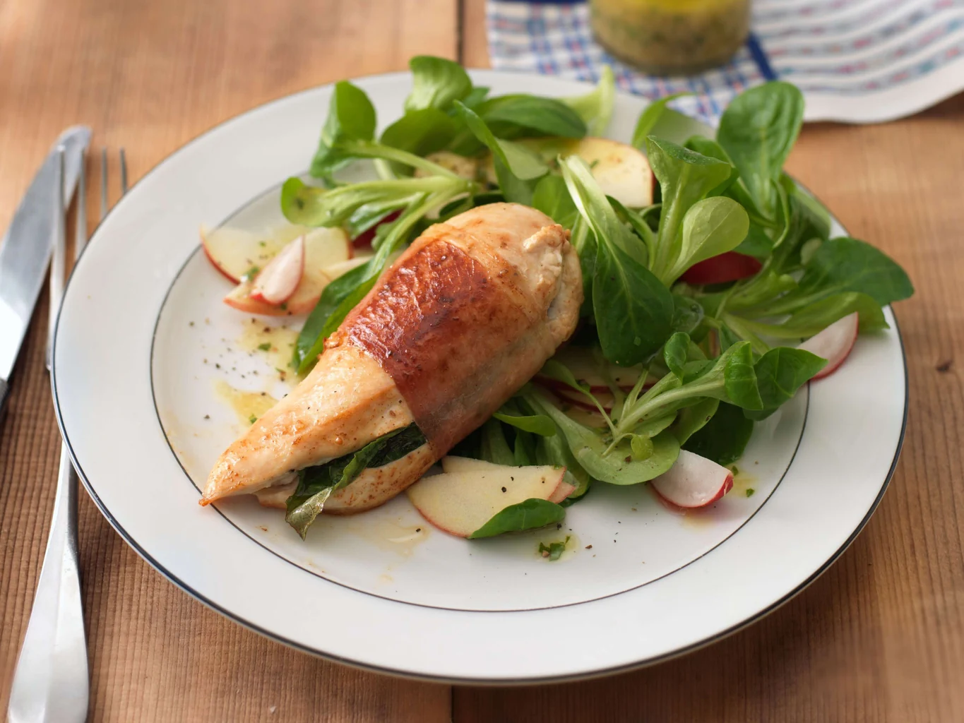 Petto di pollo con insalata di formentino e mela