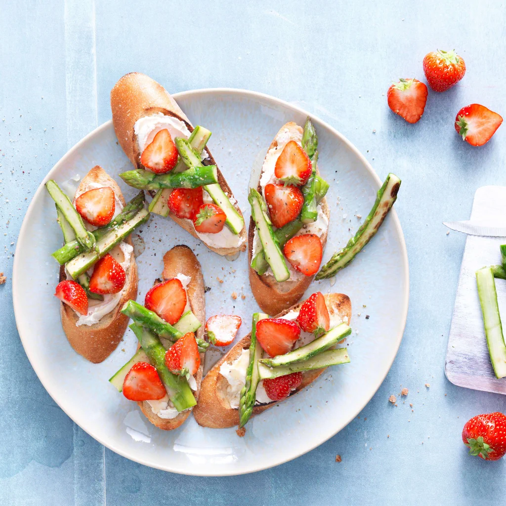 Crostini mit Spargeln und Erdbeeren 