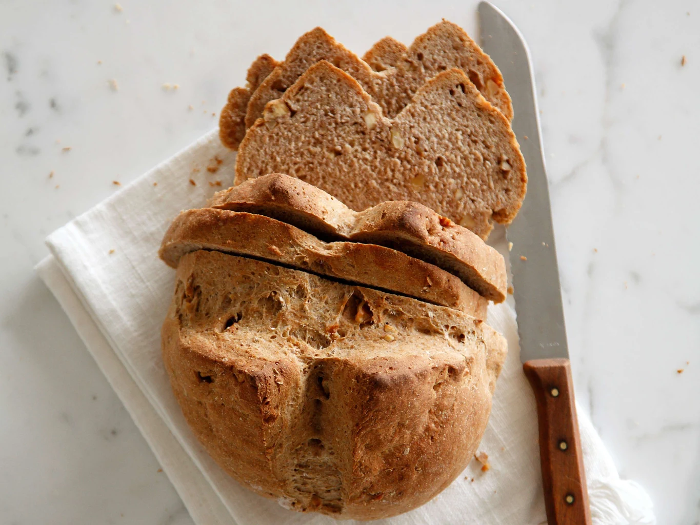 Buttermilchbrot mit Baumnüssen