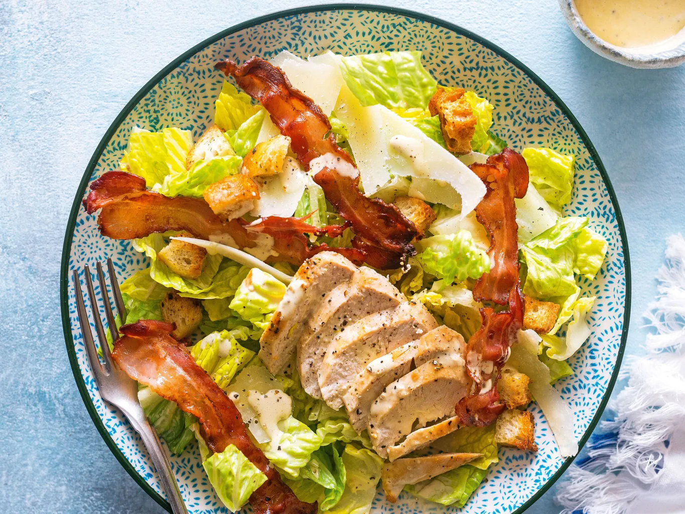 Caesar Salad mit Pouletbrust und Speck