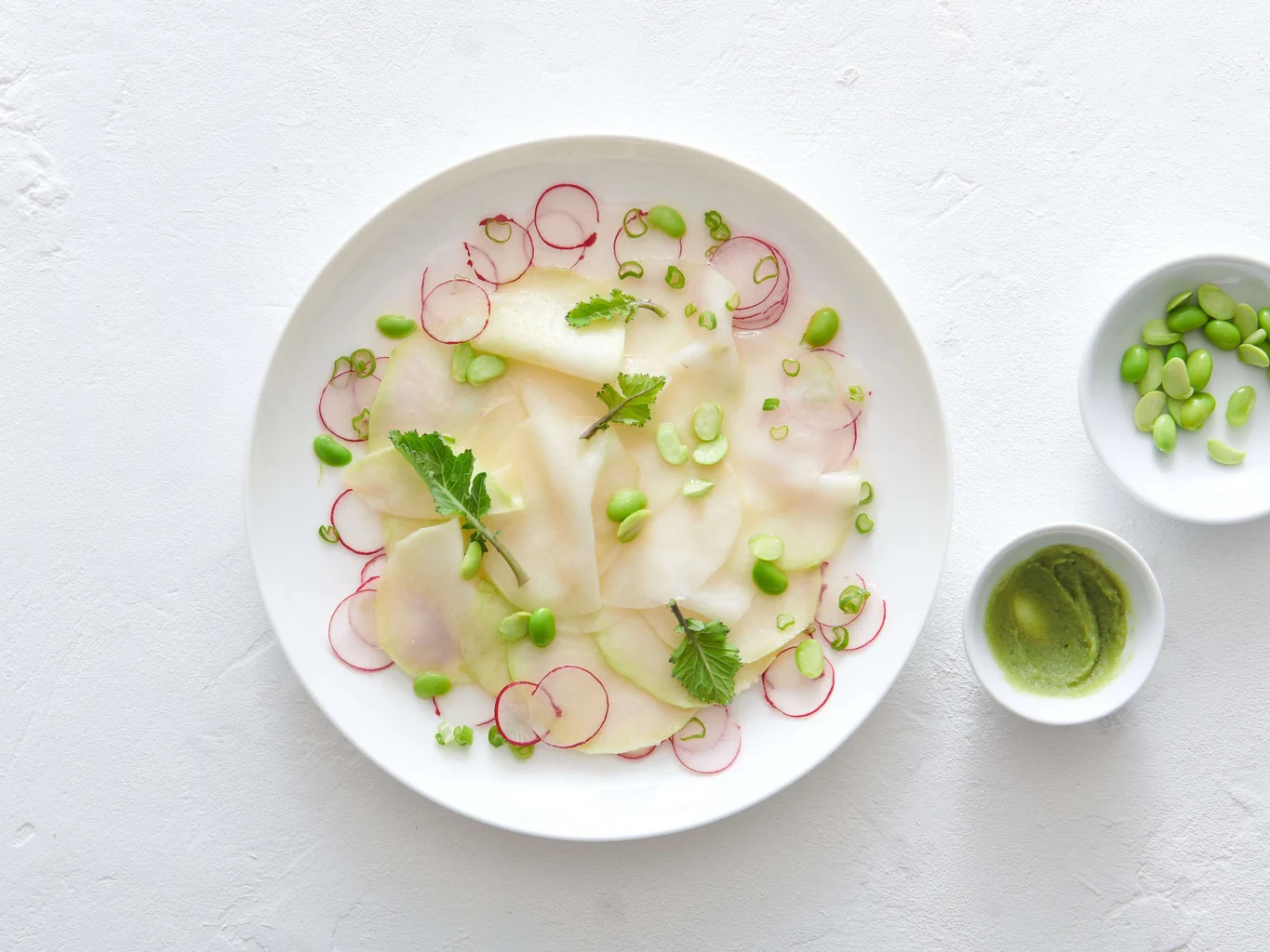Mit Miso mariniertes Kohlrabi-Carpaccio