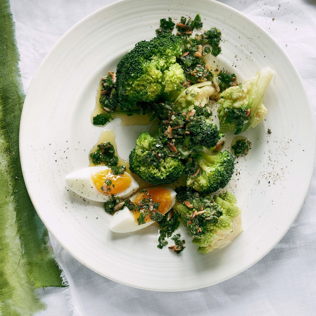 Lauwarmer Broccoli-Romanesco-Salat mit Ei