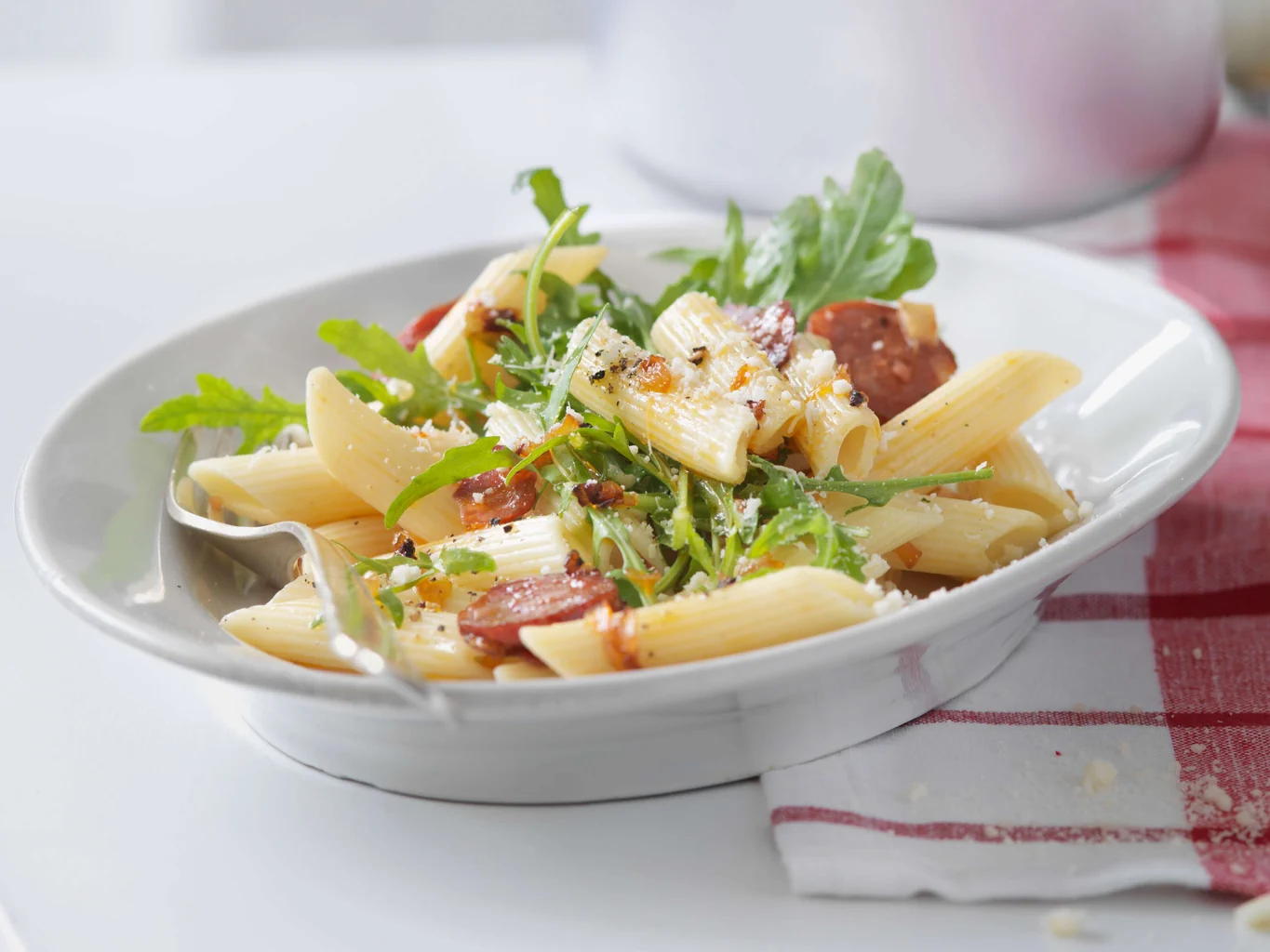 Penne avec roquette, ail, chorizo et parmesan