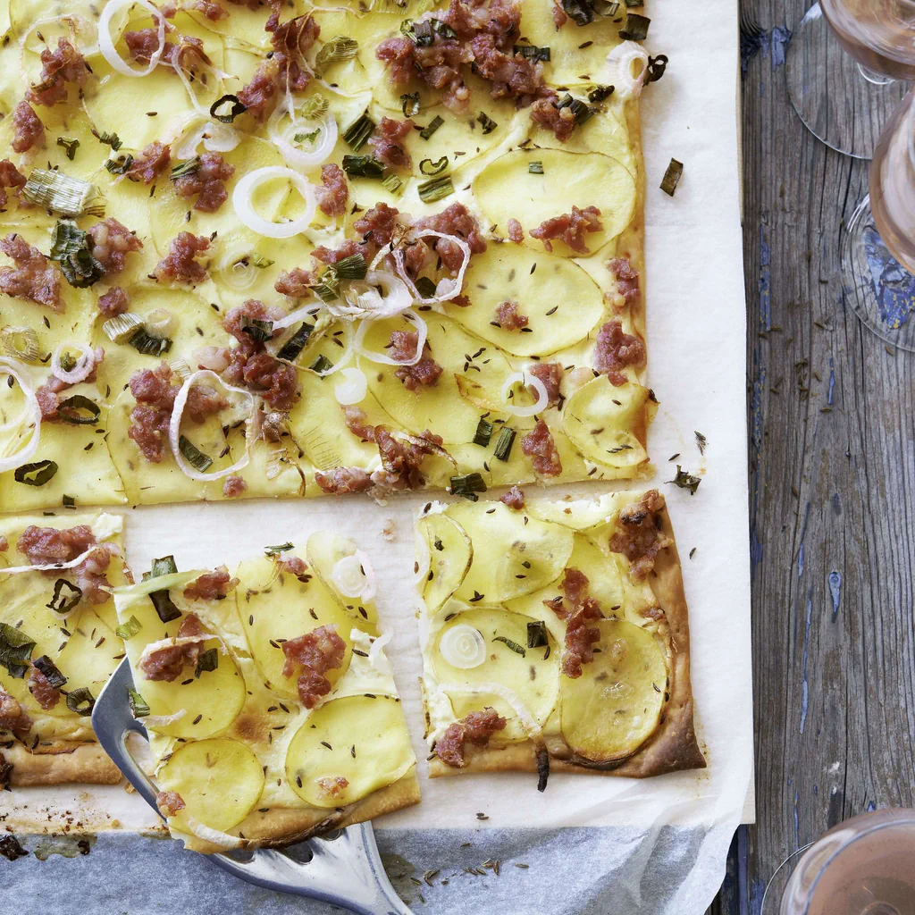 Tarte flambée aux pommes de terre avec saucisson
