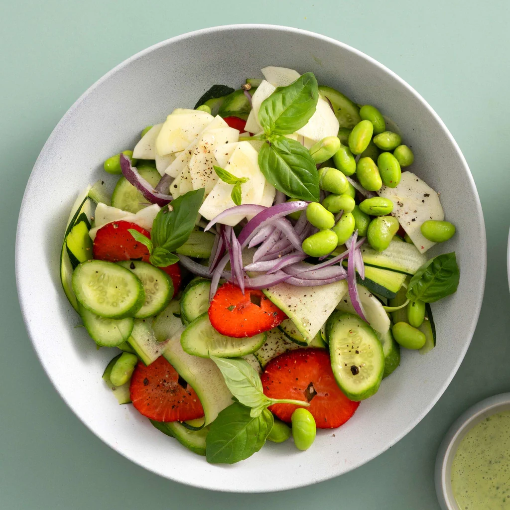 Gurken-Zucchetti-Salat mit Erdbeeren