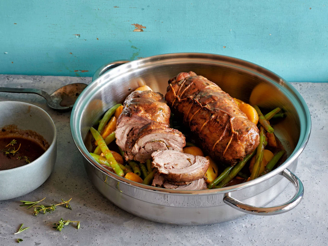 Arrosto d’agnello con salsa provenzale ai fagiolini