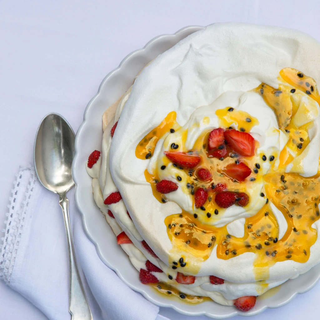 Meringue-Torte mit Passionsfruchtsauce