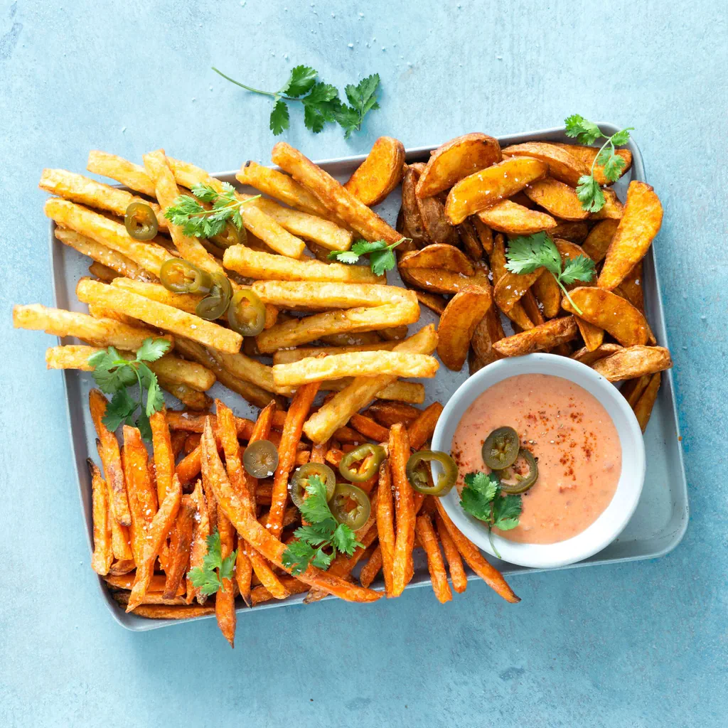 Frites au four avec sauce tomate au fromage