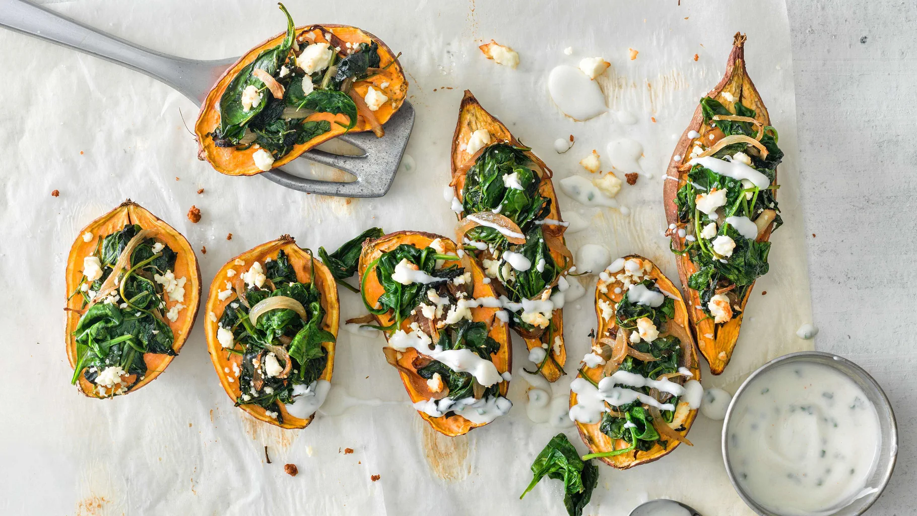 Süsskartoffeln mit Spinat, Feta und Knoblauchcreme
