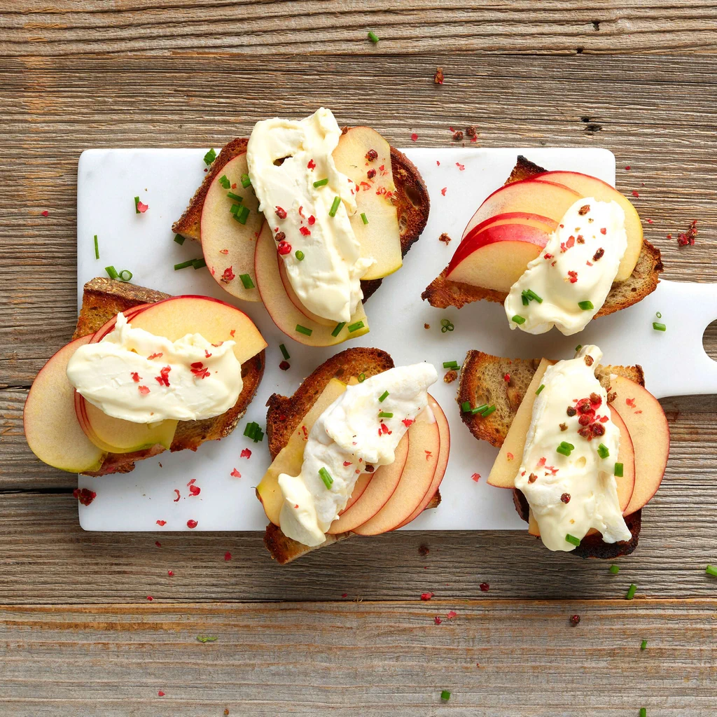 Canapé al formaggio e alla mela