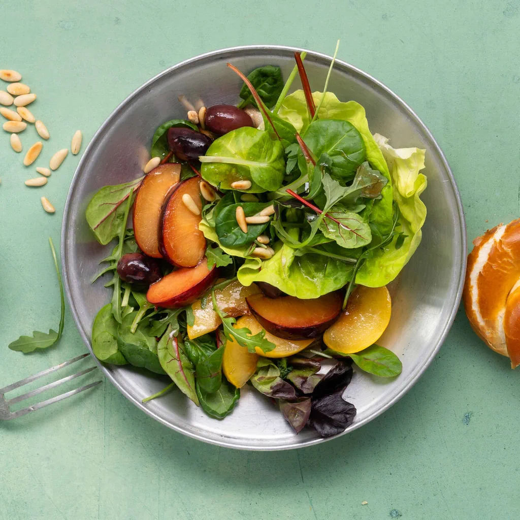 Blattsalat mit Pflaumen an Balsamico-Dressing