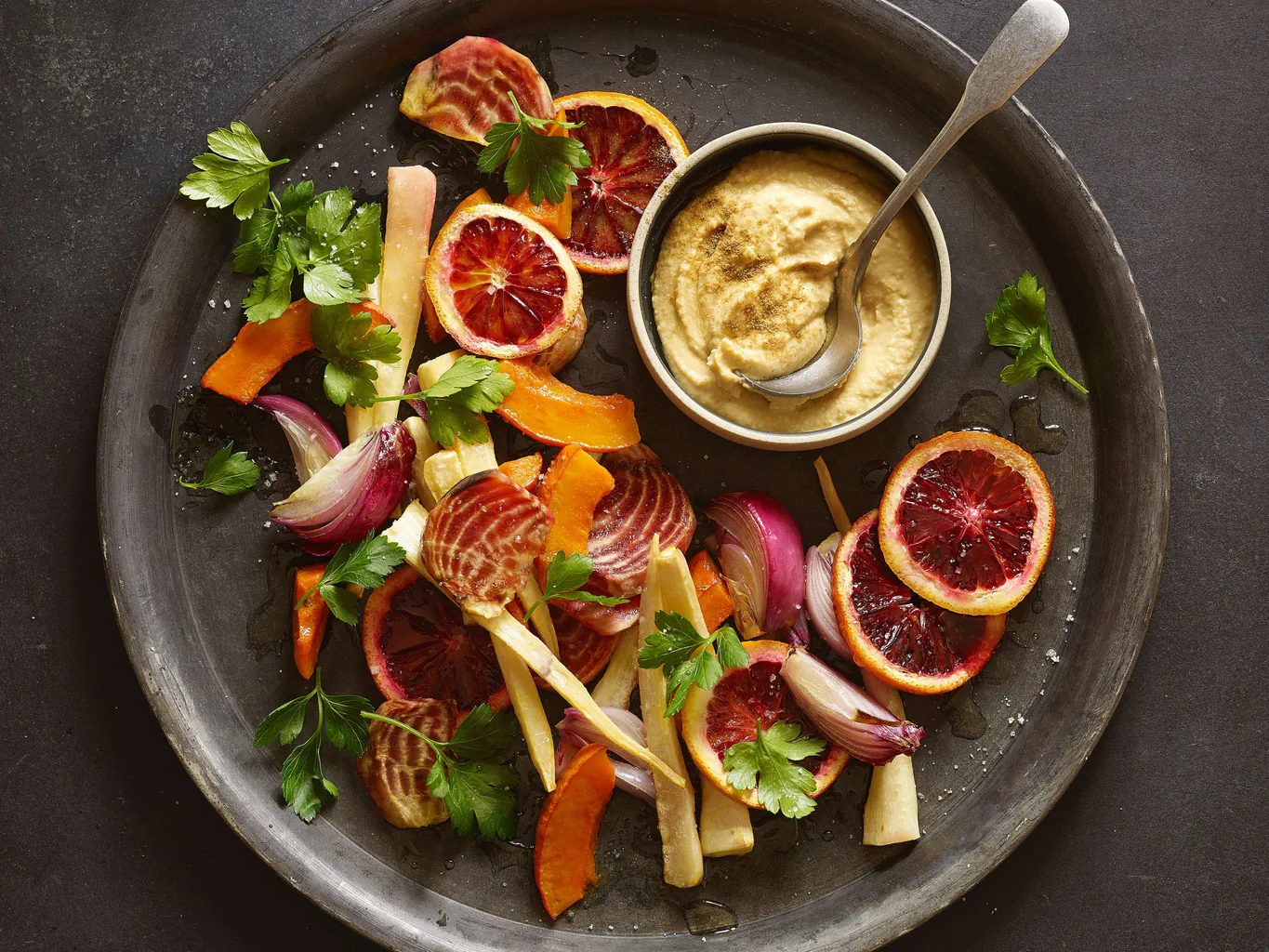 Blutorangen-Ofengemüse mit Hummus
