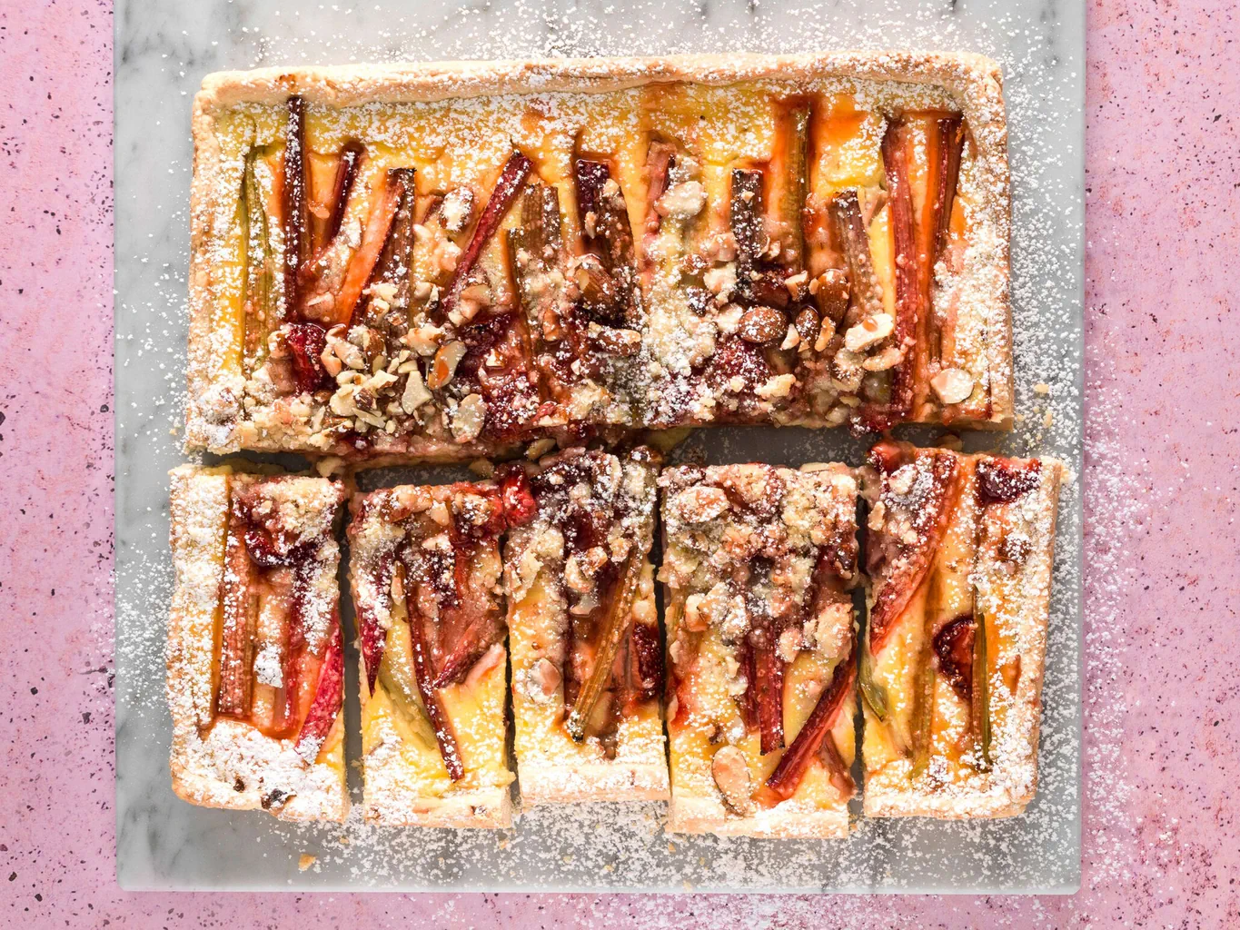 Tarte à la crème avec rhubarbe et crumble d'amandes