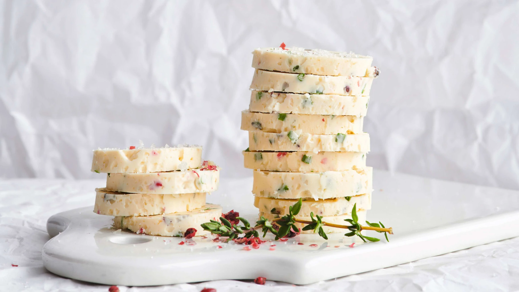 Bien poivré: beurre aux fines herbes et au poivre rose