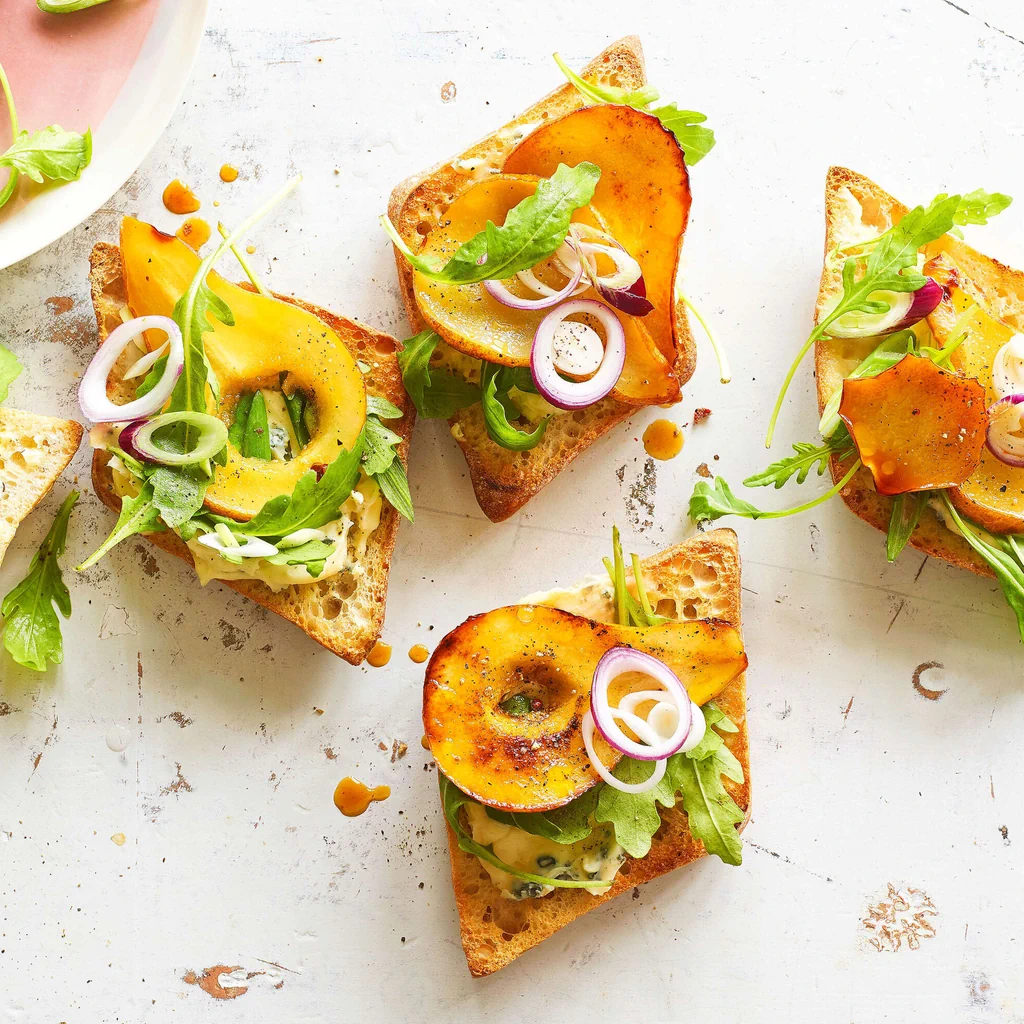 Panino al formaggio con pera