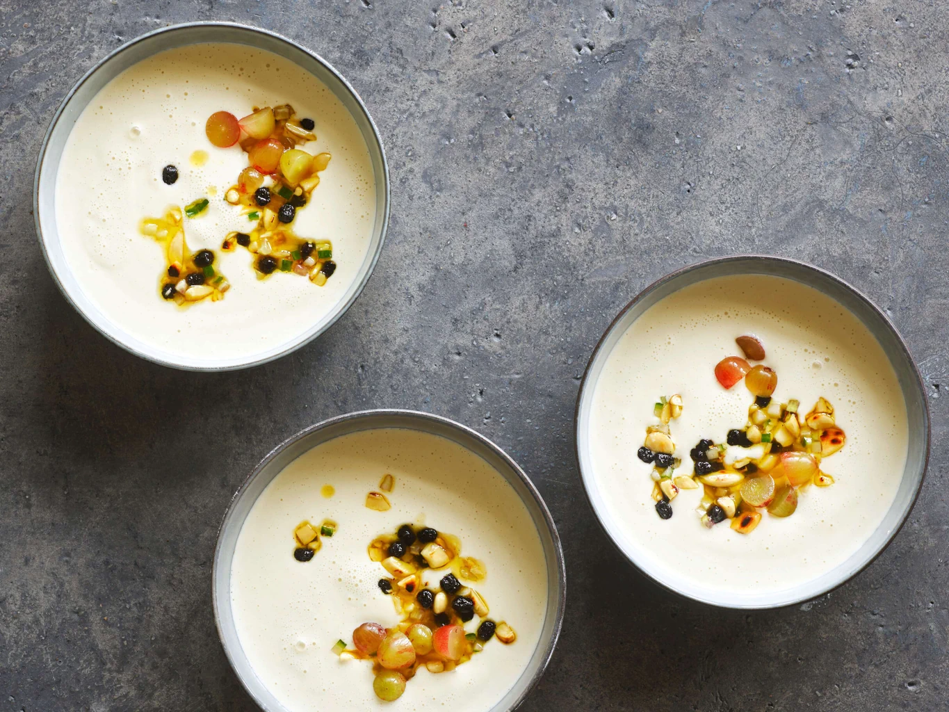 Knoblauch-Mandel-Suppe mit Trauben