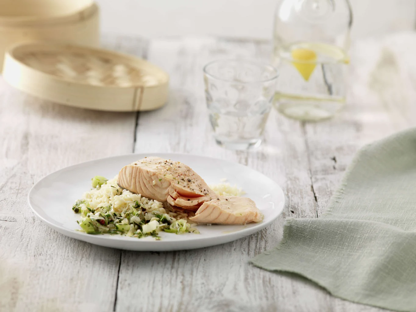 Filetto di salmone con trito d’erbe e cipollotti
