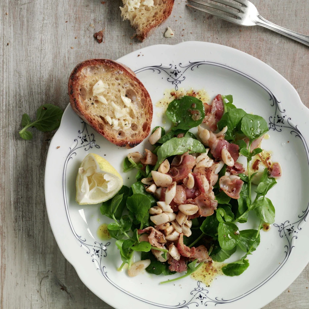 Salade de couteaux tièdes avec baguette à l'ail