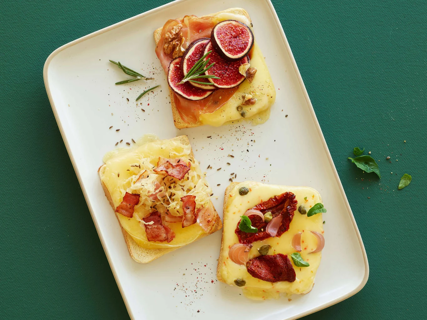 Toast al formaggio per raclette in tre varianti