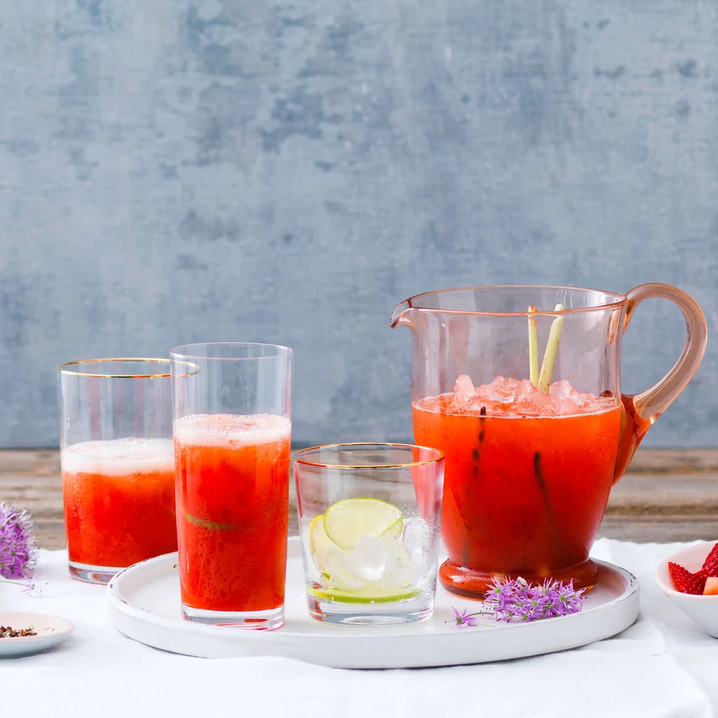 Citronnade aux fraises avec mélange au poivre et aux fleurs
